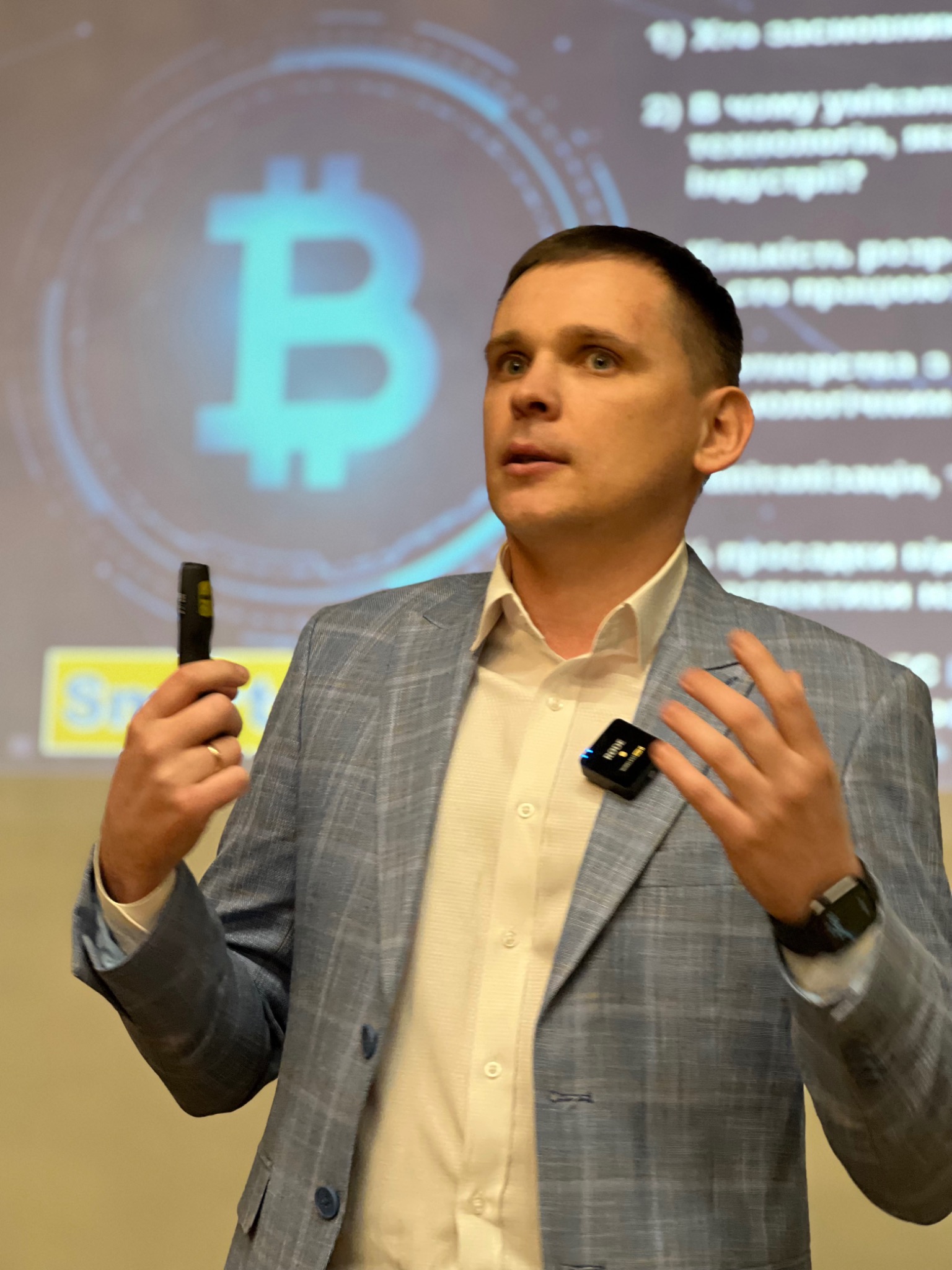 Олександр Осадчий виступає з презентацією про криптовалюти