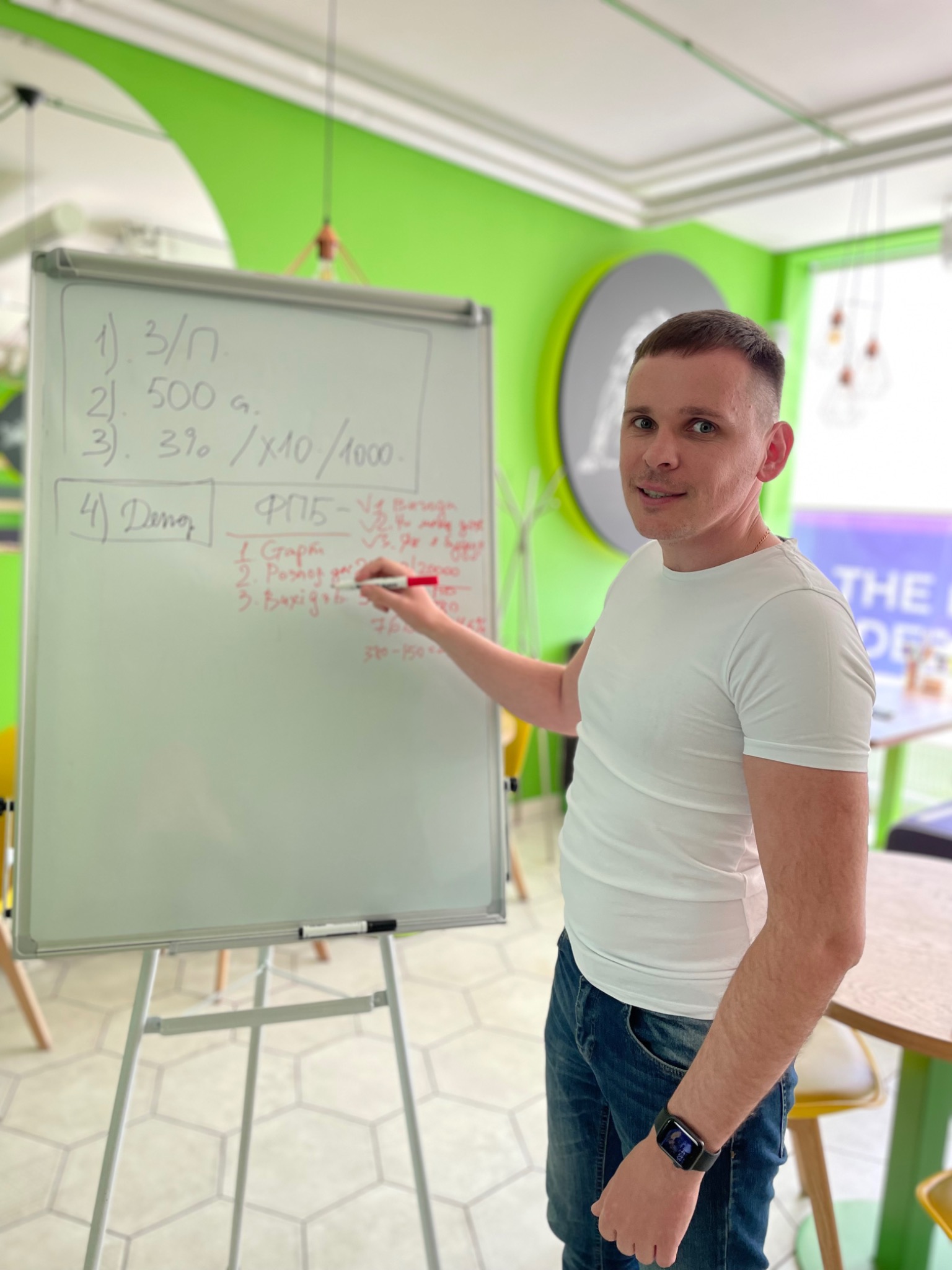 Олександр Осадчий проводить практичне заняття біля дошки